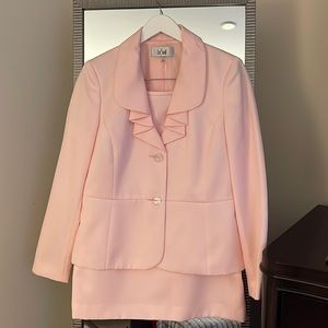 031.Women LeSuit skirt Suit